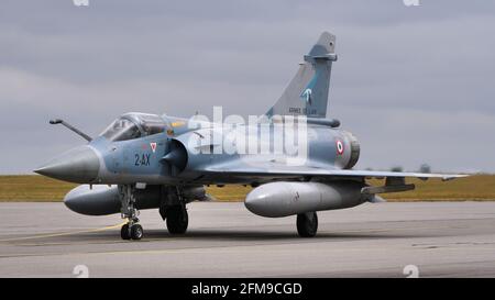 Aeroporto di Evreux Francia LUGLIO, 14, 2019 aeroplano militare utilizzato per il combattimento aereo in una giornata nuvolosa. Dassault Mirage 2000-5F dell'aeronautica francese Foto Stock