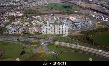 Vista aerea del complesso per lo Shopping di Springs e dei locali d'affari al Century Way presso la J46 dell'autostrada M1, Thorpe Park, Leeds Foto Stock