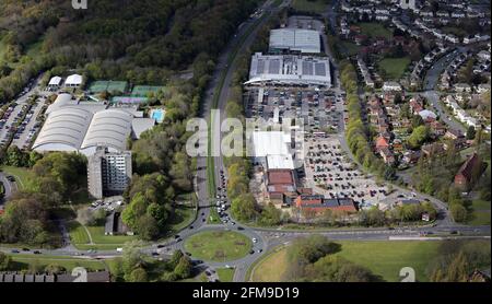 Vista aerea del Moor Allerton District Centre e David Lloyd Leeds, alla rotatoria dell'incrocio tra la A6120 e King Lane, Moortown, Leeds Foto Stock