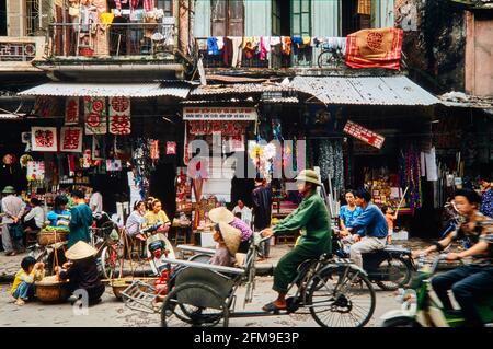 Diversità colorata e traffico e trambusto in una strada della città vecchia di Hanoi. 04/1994 - Christoph Keller Foto Stock