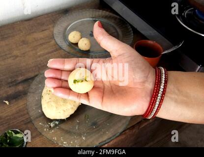 Suji appe o riso appe o Appam, uno spuntino indiano con cipolla, arachidi e salsa tamarindo in india Foto Stock