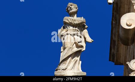 Italia, Sicilia, Sicilia sudorientale, angolo barocco, Ragusa, Luce del mattino, Duomo di San Giorgio, figura barocca in piedi, sporgenza del tetto inferiore meridionale, cielo blu scuro, dettaglio Foto Stock