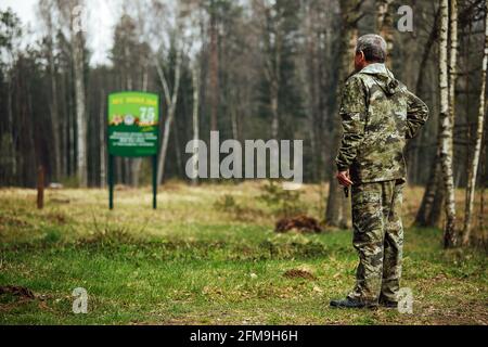 Abete vivaio. Riforestazione dopo il taglio. Agricoltura con preoccupazione per l'ambiente. Giovani alberi di Natale crescono sulla trama Foto Stock