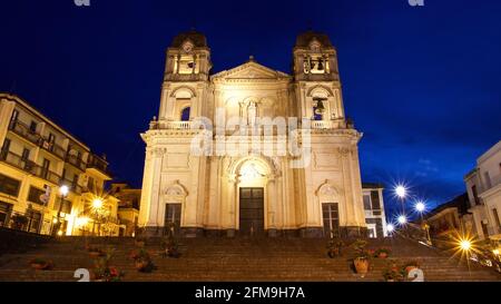 Italia, Sicilia, Zafferana Etnea, città ai piedi dell'Etna, alba, cielo blu notte, chiesa Chiesa Madre di santa Maria della Provvidenza, super grandangolo, facciata inclinata dal basso, illuminata da lampade artificiali, scala aperta in primo piano Foto Stock