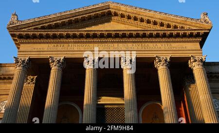 Italia, Sicilia, Palermo, centro storico, Teatro massimo, facciata con colonne e tegola, luce del mattino, ampio angolo di vista da diagonalmente sotto, il cielo blu senza nuvole Foto Stock