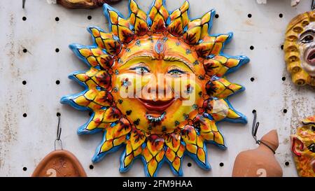 Italia, Sicilia, Santo Stefano di Camastra, villaggio della ceramica, ceramica, disco solare giallo ridente Foto Stock