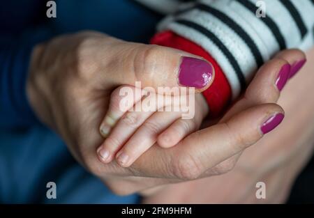 Lipsia, Germania. 07 maggio 2021. Una madre tiene la mano del figlio. Domenica (09.05.2021) è il giorno della Madre. Credit: Hendrik Schmidt/dpa-Zentralbild/dpa/Alamy Live News Foto Stock