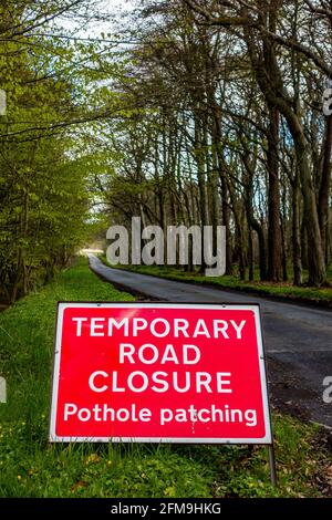 Segnale che dice la chiusura temporanea della strada pothole patching su un rurale Strada nel Regno Unito Foto Stock