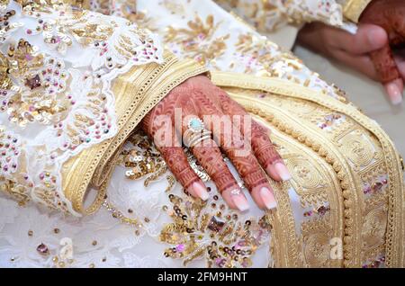 Un matrimonio marocchino mani di coppia. Foto Stock