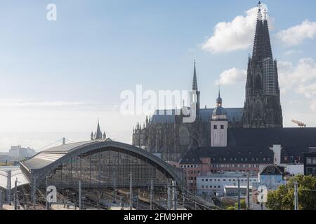 Dalla Cattedrale di Colonia e dalla Stazione Centrale in direzione di Eigelstein. Questa foto è stata ripresa dalla terrazza sul tetto del NUOVO LOFT URBANO di Colonia, un hotel degli Althoff Hotels. Foto Stock