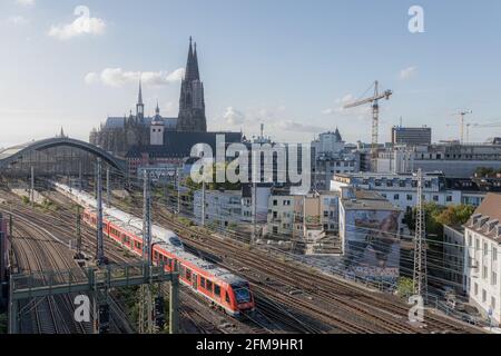 Dalla Cattedrale di Colonia e dalla Stazione Centrale in direzione di Eigelstein. Questa foto è stata ripresa dalla terrazza sul tetto del NUOVO LOFT URBANO di Colonia, un hotel degli Althoff Hotels. Foto Stock