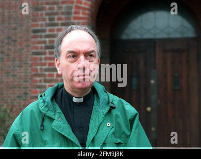 Assassinio di 10 anni damilola Taylor a Peckham Dicembre 2000 Vicario locale, Jim Jellie, fuori della sua chiesa, San Luca Foto Stock