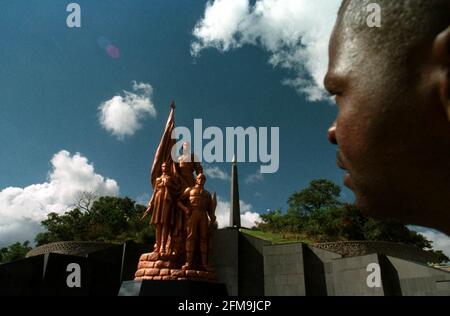 Zimbabwe Harare Heroes Acre Monumento Aprile 2000 Heroes Acre il monumento alla periferia di Harare, costruito nel 1981 per onorare gli eroi passati, presenti e futuri dello Zimbabwe nella foto si trova l'assistente curatore David Jubani Foto Stock