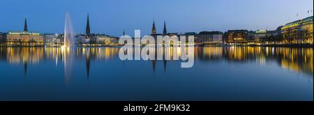 Splendida vista panoramica del municipio di Amburgo - Rathaus e Alster fiume in primavera guadagnando sera durante l'ora blu. Foto Stock