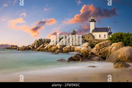 Tramonto al faro di Pontusval in Francia Foto Stock