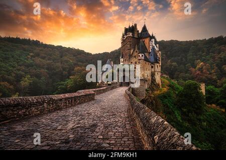 Castello Eltz all'alba in una calda mattina d'estate Foto Stock