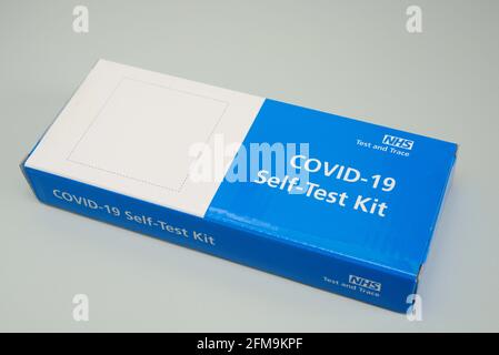 Kit di auto-test NHS Covid 19 per l'uso da parte di persone senza sintomi di coronavirus. Se la gente prova positiva e auto-isolata, aiuta a fermare la diffusione del virus Foto Stock