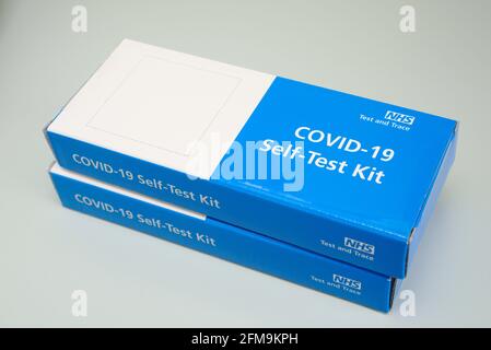 Kit di auto-test NHS Covid 19 per l'uso da parte di persone senza sintomi di coronavirus. Se la gente prova positiva e auto-isolata, aiuta a fermare la diffusione del virus Foto Stock