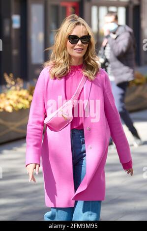 Amanda Holden ha visto uscire dalla Global radio, Leicester Square London. Foto Stock