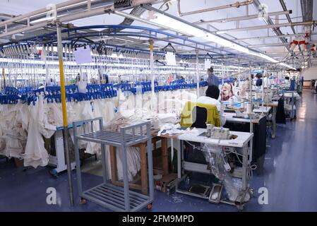 Fabbrica tessile industriale in marocco, lavoratori moroccanieri sulla linea di produzione Foto Stock