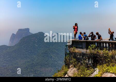 I turisti godono della vista dal corcovado a rio de Gennaio Foto Stock