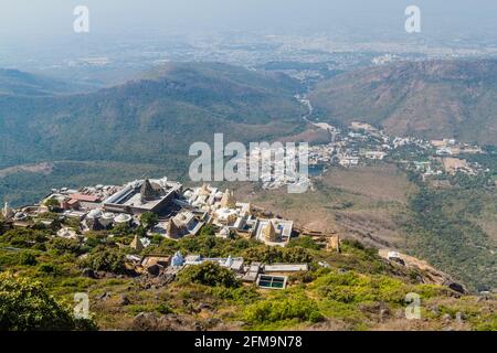 Tempio Jain a Girnar Hill, Gujarat stato, India. Junagadh sullo sfondo. Foto Stock