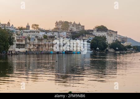 Edifici storici di lago di Pichola a Udaipur, stato del Rajasthan, India Foto Stock