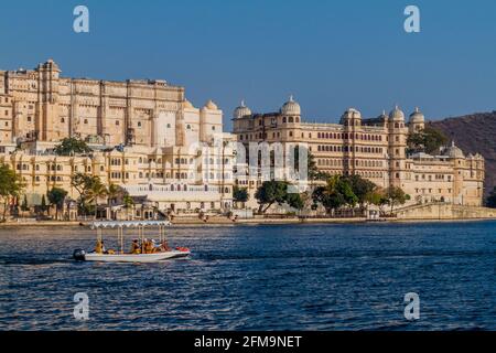 UDAIPUR, INDIA - 11 FEBBRAIO 2017: Palazzo di città in Udaipur, stato del Rajasthan, India Foto Stock