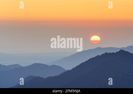 Vista dall'Herzogstand (1731 m) all'alba sulle Prealpi Bavaresi, Kochel am See, alta Baviera, Baviera, Germania meridionale, Germania, Europa Foto Stock