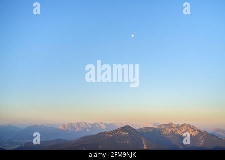 Vista da Herzogstand (1731 m) nelle Prealpi bavaresi alle montagne Ester e Wetterstein, Kochel am See, alta Baviera, Baviera, Germania meridionale, Germania, Europa Foto Stock