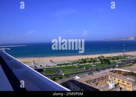 Moderna architettura marocchina con vista panoramica di Embankment e Spiaggia di Tangeri. Il Marocco. Il Nord Africa Foto Stock