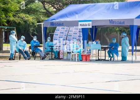 Il personale medico attende l'inizio delle vaccinazioni giornaliere di Covid 19 in un centro di vaccinazione drive-in a Trujillo, nel nord del Perù Foto Stock
