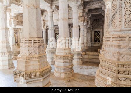 RANAKPUR, INDIA - 13 FEBBRAIO 2017: Colonne di marmo scolpite del tempiale di Jain a Ranakpur, stato del Rajasthan, India Foto Stock