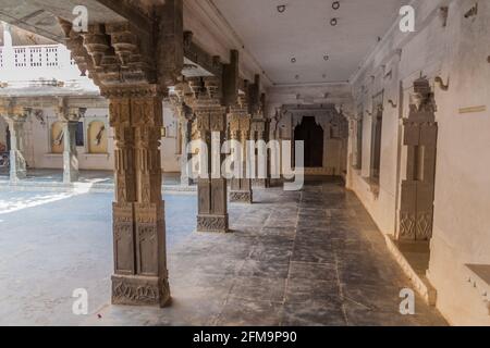 Cortile di Bagore ki Haveli a Udaipur, stato del Rajasthan, India Foto Stock