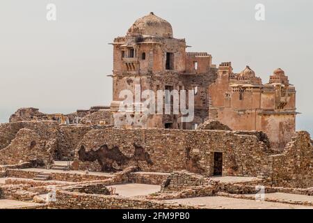 Rovine di Kumbha Palace a Chittor Fort in Chittorgarh, stato del Rajasthan, India Foto Stock