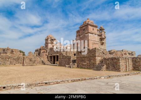 Rovine di Kumbha Palace a Chittor Fort in Chittorgarh, stato del Rajasthan, India Foto Stock