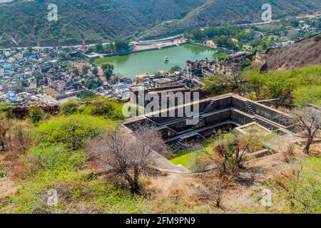 Veduta aerea di Bundi dal Forte di Taragarh con un pozzo di passo e lago di Nawal Sagar, stato del Rajasthan, India Foto Stock