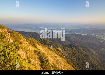 Vista dall'Herzogstand (1731 m) nelle Prealpi bavaresi nella Foreland Alpina, Kochel am See, alta Baviera, Baviera, Germania meridionale, Germania, Europa Foto Stock