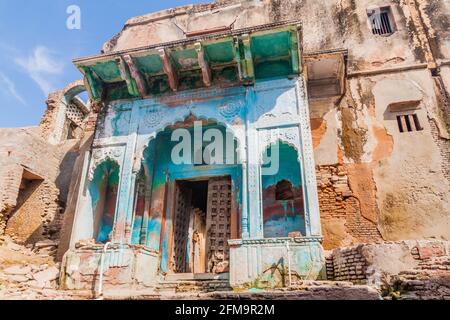 Casa in rovina a Vrindavan, stato di Utttar Pradesh, India Foto Stock
