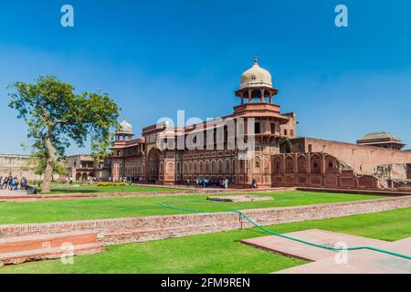 AGRA, INDIA - 20 FEBBRAIO 2017: Palazzo Jahangir al Forte di Agra, Uttar Pradesh stato, India Foto Stock