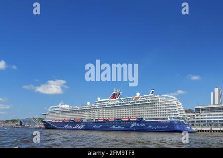 Nave da crociera Mein Schiff nel centro crociere di Amburgo Altona, il giorno di nascita del porto di Amburgo, Amburgo, Germania Foto Stock