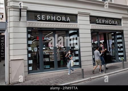 Atene, Grecia. 07 maggio 2021. La gente ha visto camminare davanti ad un negozio di Sephora in via Ermou vicino a piazza Syntagma. (Foto di Nikolas Joao Kokovlis/SOPA Images/Sipa USA) Credit: Sipa USA/Alamy Live News Foto Stock