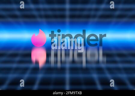 Tinder dating app logo su sfondo dinamico tecnologia blu Foto Stock