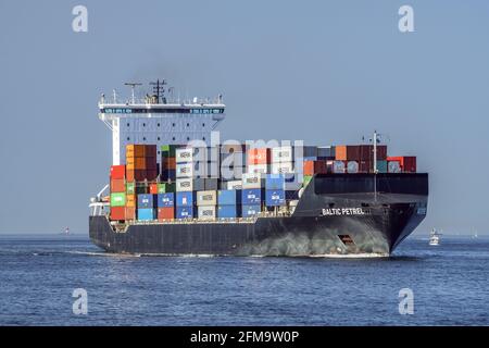 Nave con container Baltic Petrel di fronte a Kiel, Schleswig-Holstein, Germania Foto Stock