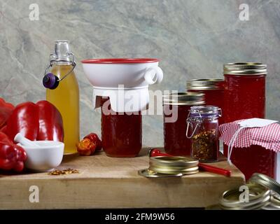 Vaschette di gelatina di pepe rosso e vaschette riempite Foto Stock
