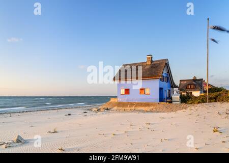 Case vacanze sulla spiaggia della penisola di Graswarder, vicino a Heiligenhafen, Schleswig-Holstein, Germania Foto Stock