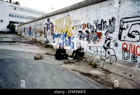 Muro di Berlino, luglio 1984, fotografo scatta foto di punk girl Foto Stock