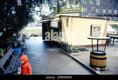 Muro di Berlino, 1984 luglio, al centro un chiosco / snack bar. Sullo sfondo il muro. Foto Stock