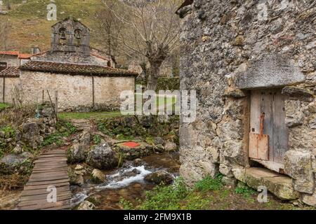 Impressioni dal villaggio di montagna Bulnes, Asturie, Spagna settentrionale, Parco Nazionale Picos de Europa. Capilla Nuestra Señora de las Nieves. Foto Stock