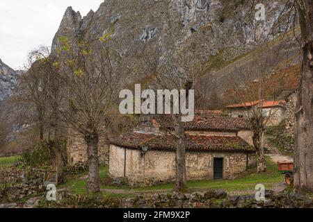 Impressioni dal villaggio di montagna Bulnes, Asturie, Spagna settentrionale, Parco Nazionale Picos de Europa. Capilla Nuestra Señora de las Nieves. Foto Stock